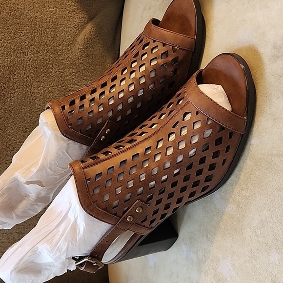 EASY STREET SANDALS Size 8.5 - Picture 2 of 8